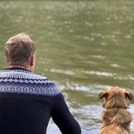 Grobstrick-Wollpullover mit schönem Fair-Isle Muster vom schottischen Label ERIBÉ . Angenehm weich, unkomplizierter Schnitt.