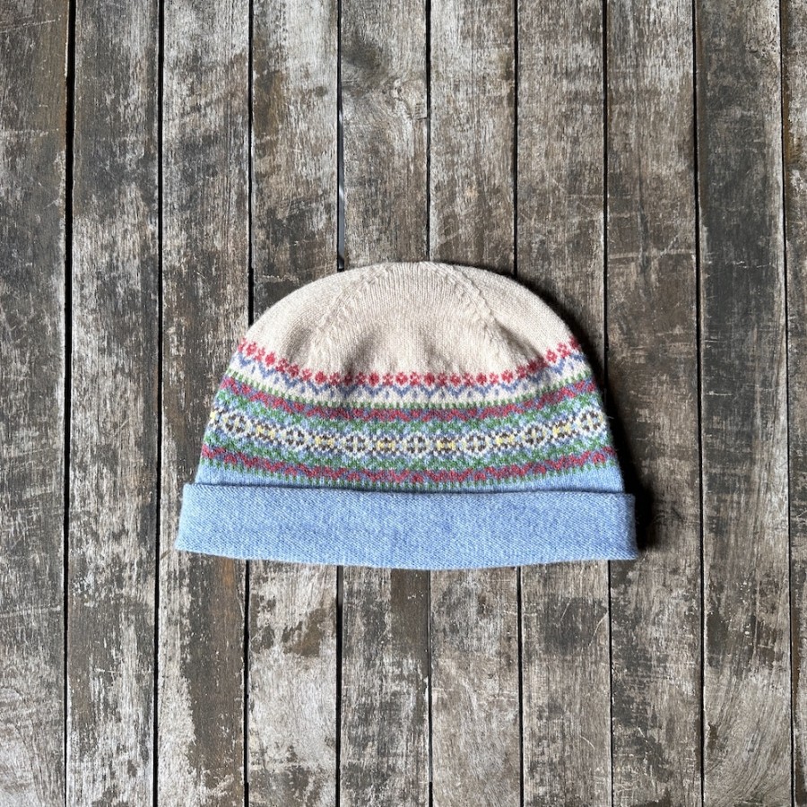 Beanie mit Fairisle-Muster vom schottischen Stricker ERIBÉ. Farbe: strathmore