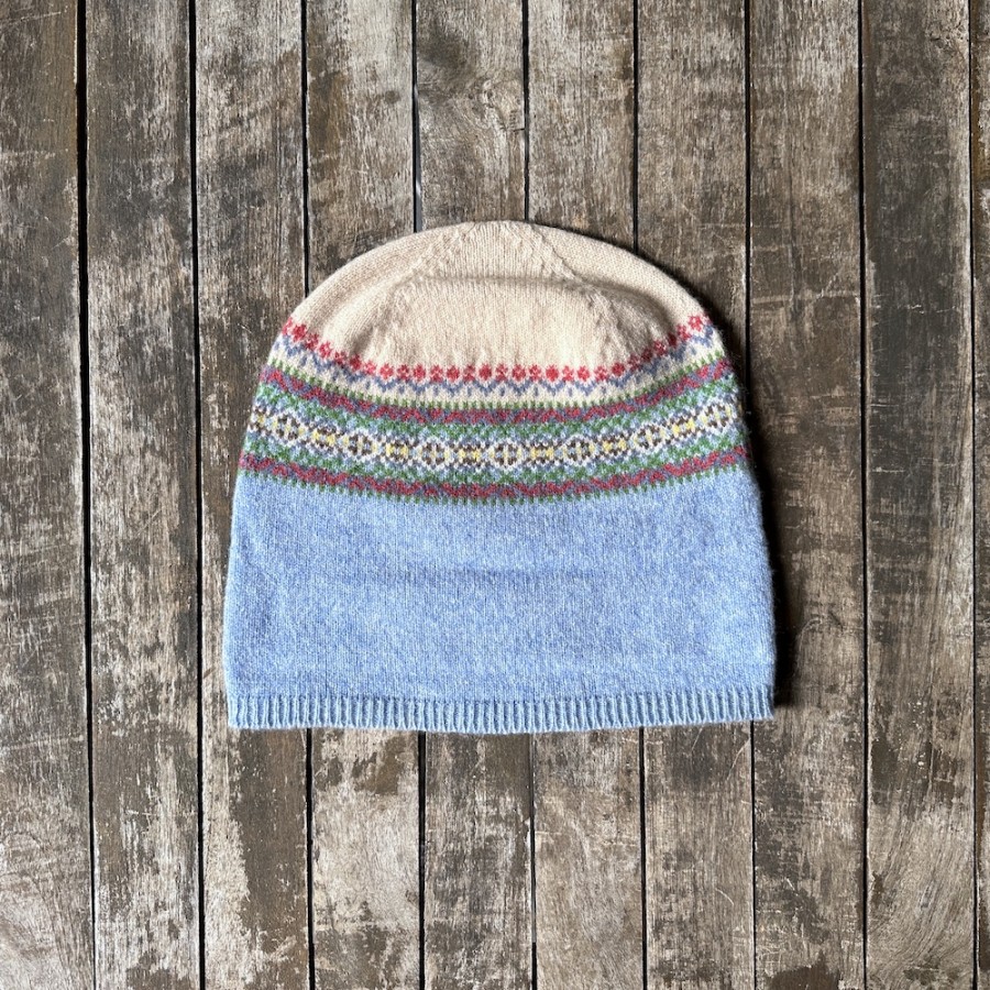 Beanie mit Fairisle-Muster vom schottischen Stricker ERIBÉ. Farbe: strathmore