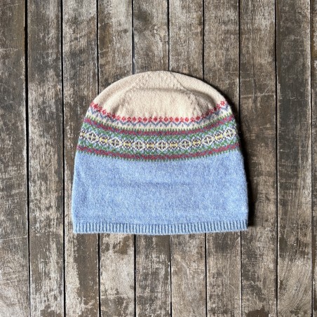 Beanie mit Fairisle-Muster vom schottischen Stricker ERIBÉ. Farbe: strathmore