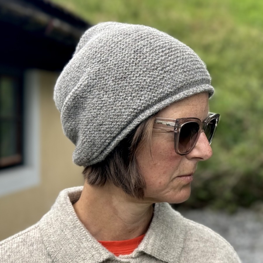 Leichte Alpaka Beanie/Mütze in hellgrau von Fisherman out of Ireland.