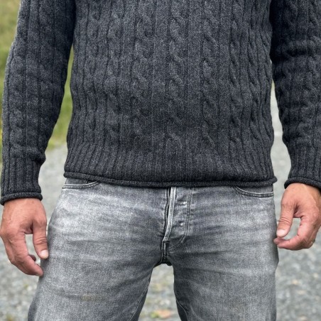 Dunkelgrauer Merino-Kaschmir-Rollkragenpullover für Herren mit flachem Zopfmuster von Fisherman out of Ireland.