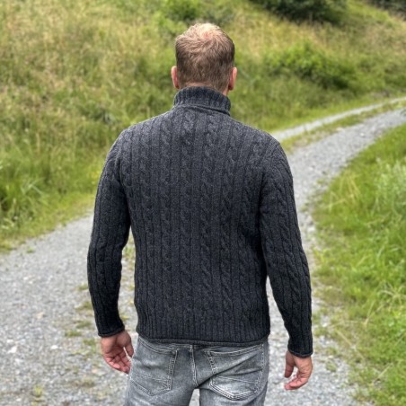 Dunkelgrauer Merino-Kaschmir-Rollkragenpullover für Herren mit flachem Zopfmuster von Fisherman out of Ireland.