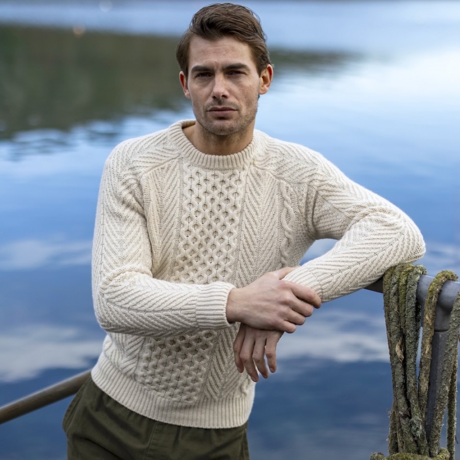 Nachhaltiger Aran Pullover aus reiner Geelong Schurwolle von Fisherman out of Ireland