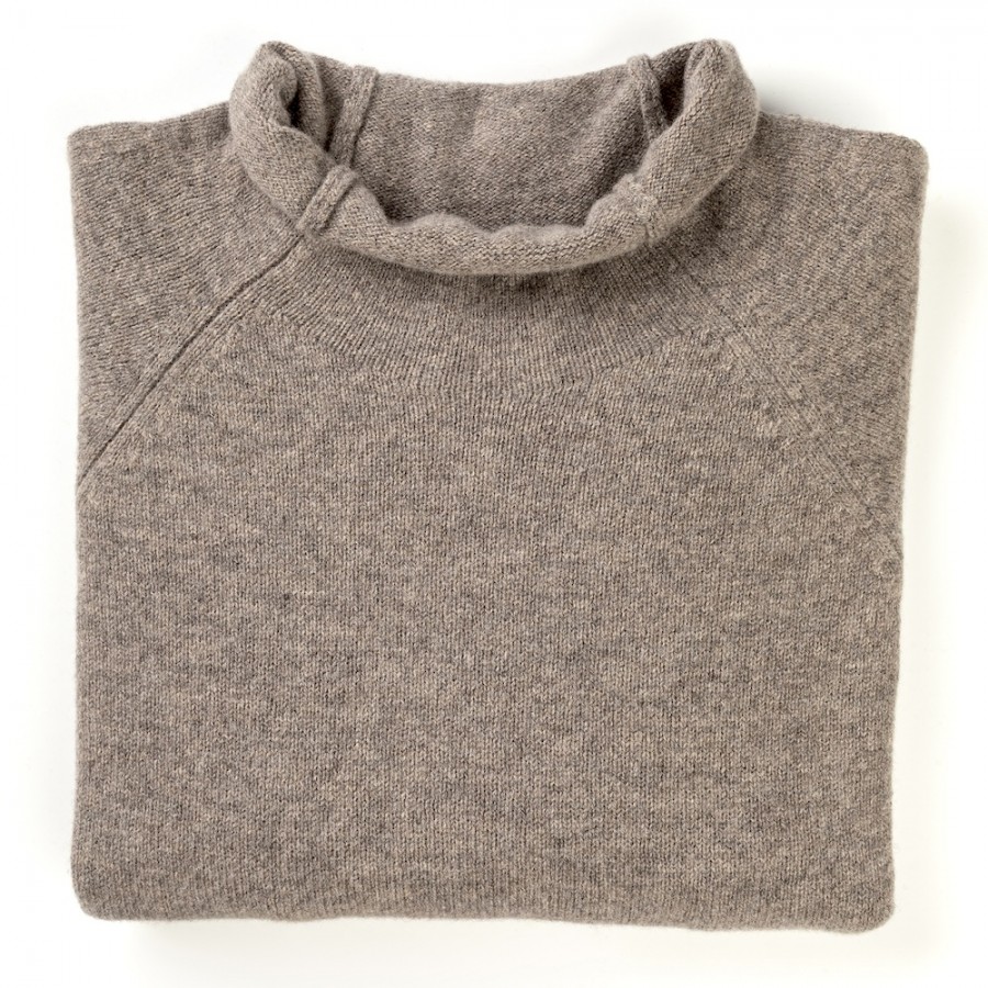 Corry Raglan Pullover in der Farbe Vole von Eribé Knitwear aus Schottland.