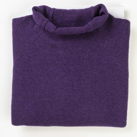 Corry Raglan Pullover in der Farbe Aubergine von Eribé Knitwear aus Schottland.