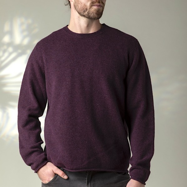 Langärmeliges Unisex-T-Shirt aus feiner Wolle, das weich und bequem ist. Von ERIBÉ Knitwear aus Schottland.