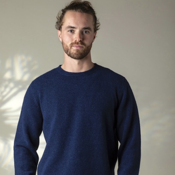 Langärmeliges Unisex-T-Shirt aus feiner Wolle, das weich und bequem ist. Von ERIBÉ Knitwear aus Schottland.