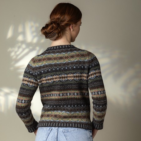 Westray Sweater, Farbe Aviemore, von ERIBÉ Knitwear aus Schottland.