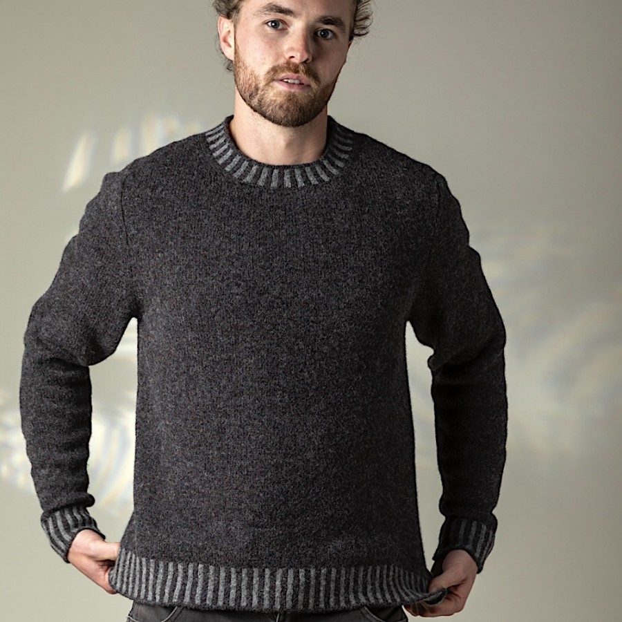 Kurzer, leichter Shetland Wollpullover mit gestreiften Bündchen vom schottischen Label ERIBÉ.