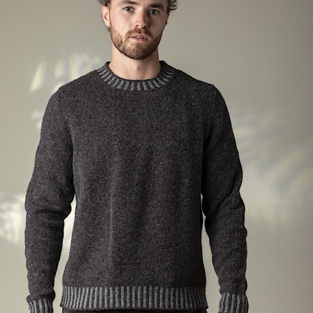 Kurzer, leichter Shetland Wollpullover mit gestreiften Bündchen vom schottischen Label ERIBÉ.