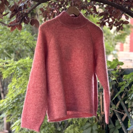 Mohair Pullover mit hohem aber halsfernen Kragen von JOHNNYLOVE aus Norwegen