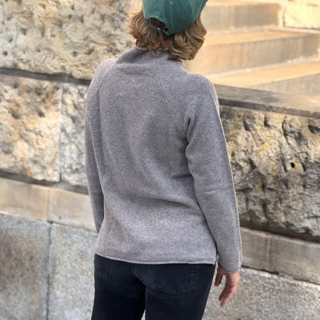 Corry Raglan Pullover in der Farbe Vole von Eribé Knitwear aus Schottland.