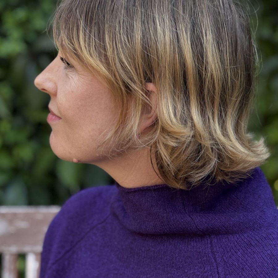 Corry Raglan Pullover in der Farbe Aubergine von Eribé Knitwear aus Schottland.