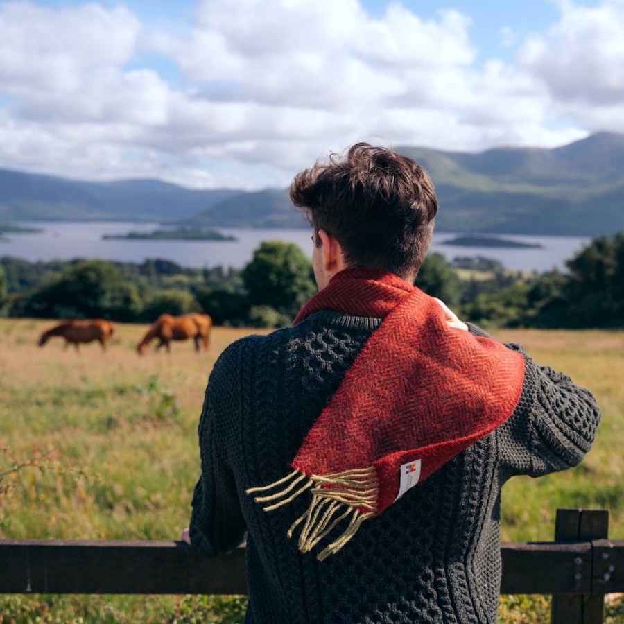 Griffiger Wollschal von JOHN HANLY aus Irland.
Wunderbar weich, aus 95% Merinowolle und 5% Kaschmir.